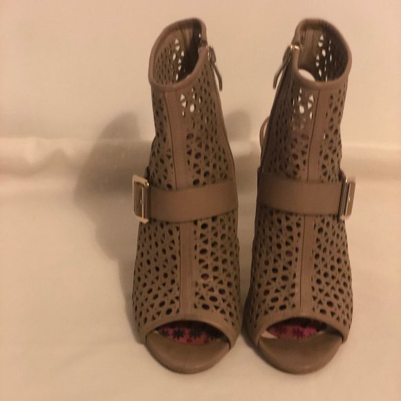 Unique Vince Camuto Bootie Heels - Picture 1 of 7